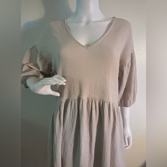 ZARA Beige Loose-Fitting Textured Shift V-Neck Dress - Picture 4 of 9
